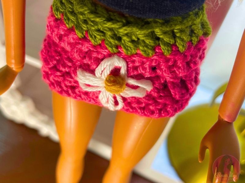Easy Daisy Embellished Fashion Doll Skirt Free Crochet Pattern & Tutorial